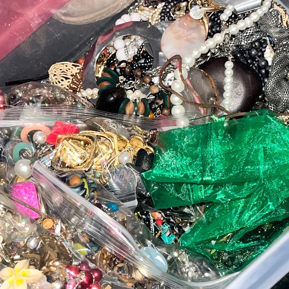 4lb jewelry lots - Picture 3 of 5